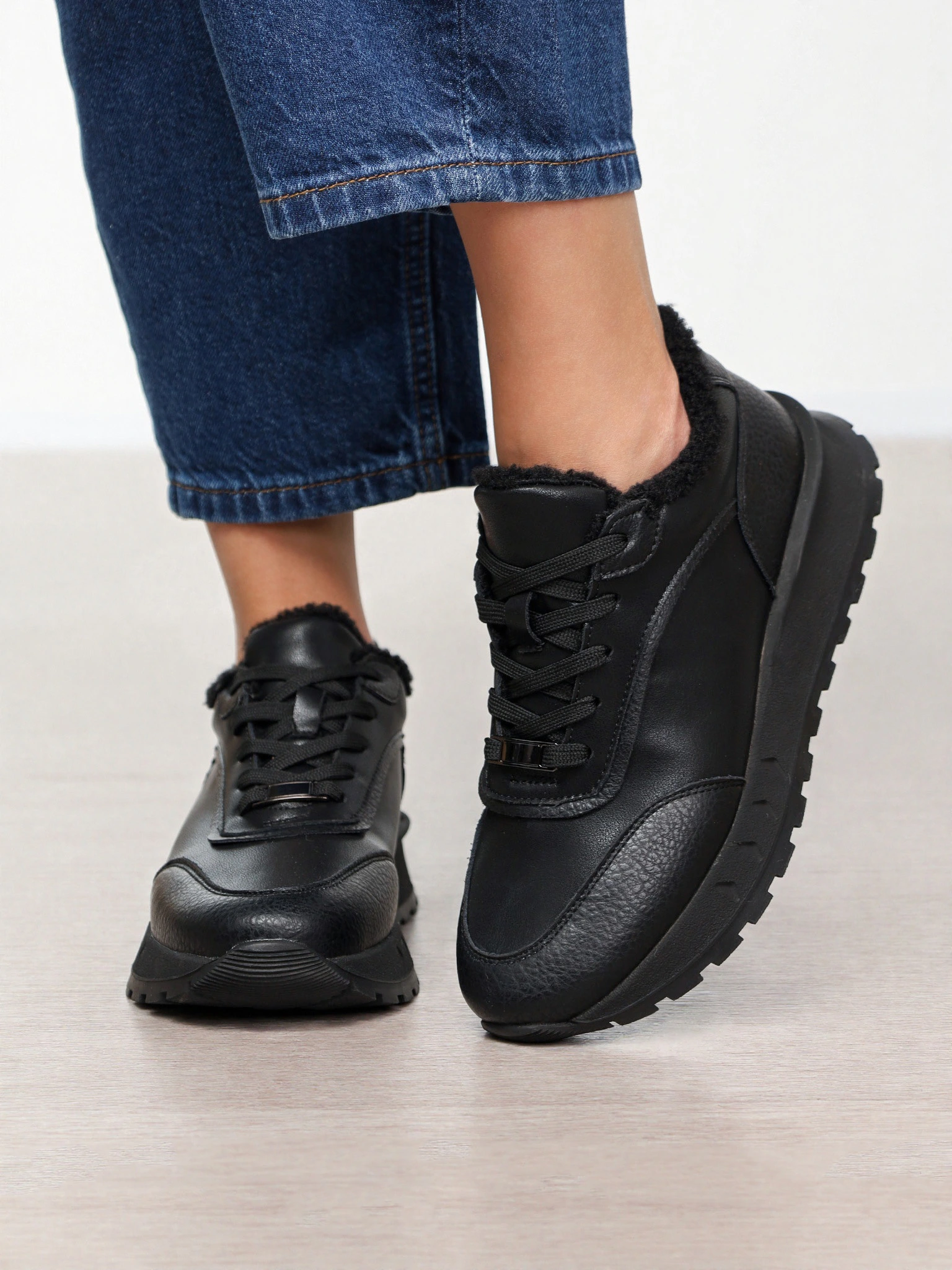 Кроссовки утепленные черного цвета на средней подошве